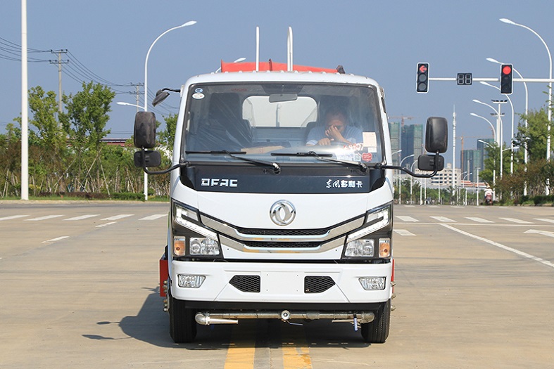 東風小多利卡5噸噴霧灑水車